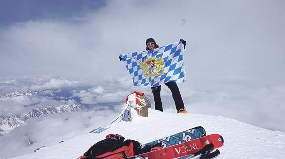 Max Rau hisst die Bayernfahne auf dem höchsten Punkt Europas, dem 5.642 m hohen Elbrus. Am Donnerstag (19. Januar) kommt er zu einem Vortrag nach Grafing. 	Foto: oha / VA
