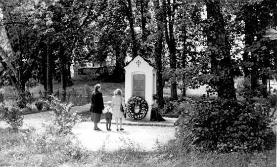 Der Soldatenfriedhof in Oberelkofen nach der Denkmalserrichtung im Jahre 1948. 	Foto: Archiv der Stadt Grafing