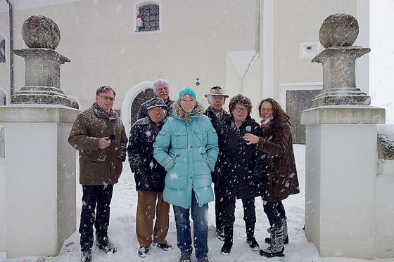 Bürgermeisterin Ursula Mayer (Bildmitte) freut sich über die vielen Ehrenamtlichen, die beim Hörpfad für Höhenkirchen-Siegertsbrunn mitmachen wollen und sich auch von starkem Schneefall bei ihrer Arbeit nicht abhalten lassen. Foto: hw