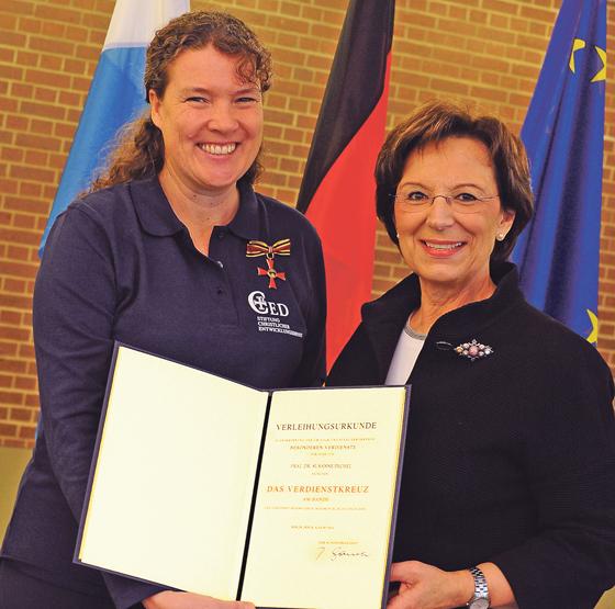 Für Susanne Pechel ist die Auszeichnung aus den Händen von Staatsministerin Emilia Müller eine Würdigung ihres 35-jährigen Engagements in aller Welt.	Foto: CED