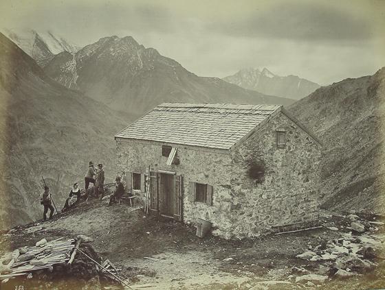 Die Ausstellung zeichnet die Entstehung der bergtouristischen Infrastruktur nach und schlägt einen Bogen von den frühen Unterkünften Anfang der 1870er Jahre zu den »Berg-Hotels« der Jahrhundertwende.	Foto: DAV Alpines Museum
