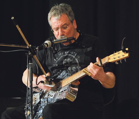 Wolfgang Kalb spielt und singt bereits seit vier Jahrzehnten Country Blues und Jazzballaden. 	Foto: VA