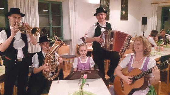 Zugesagt beim Musikantenstammtisch hat auch die Familienmusi aus Bruckmühl. 	Foto: Otto Hartl
