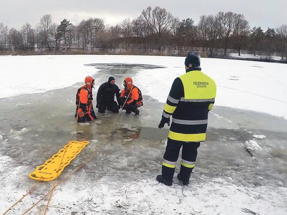 Wie rettet man jemanden aus dem Eis: Die Kameraden der Freiwilligen Feuerwehr Garching probten genau dieses Szenario.	Foto: Freiwillige Feuerwehr Garching
