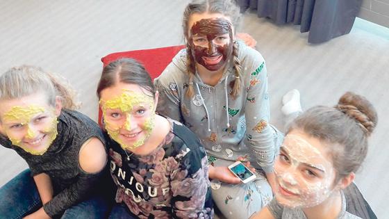 Alternative Gesichtsmasken waren nur eines von vielen Themen beim Girly Day an der Mittelschule Isen.	Foto: VA