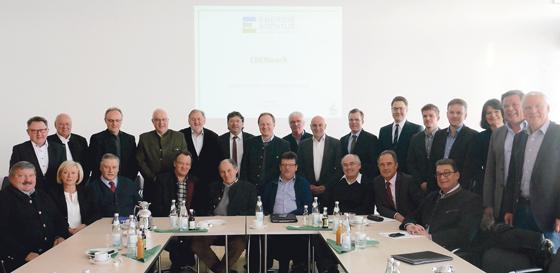 Landrat Robert Niedergesäß mit 19 Bürgermeistern aus dem Landkreis (nicht dabei Hohenlinden und Baiern) sowie die beteiligten Mitarbeiter der Energieagentur.	Foto: lra Ebersberg