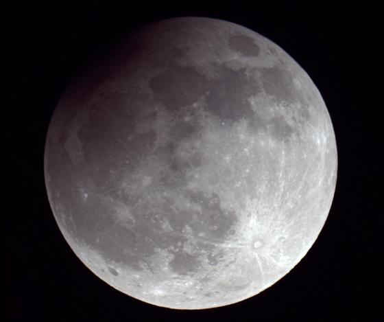 Die Aufnahme zeigt eine partielle Mondfinsternis am 25. April 2013. 	Foto: Michael Holzner