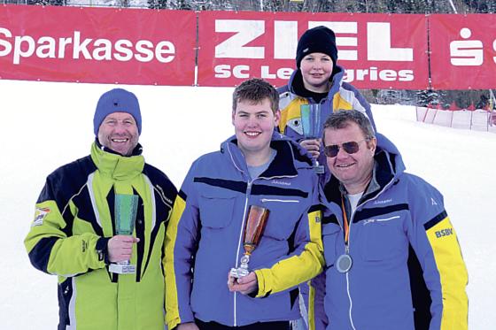 Fabian Bachmair (h.), Erich Grau, Benedikt Bachmair und Martin Bachmair konnten sich über ihre Erfolge freuen. 	Foto: VA