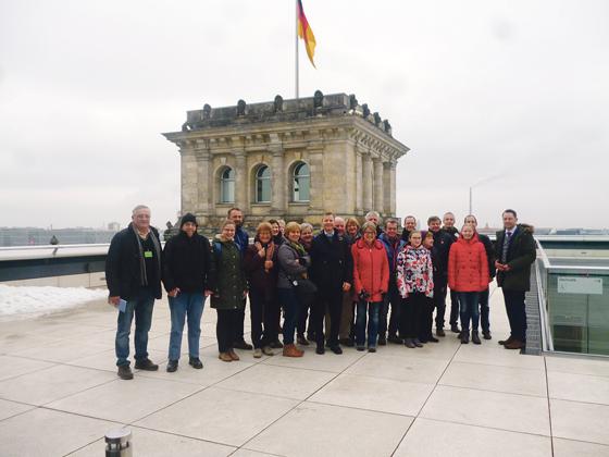 Auf dem Dach des Reichstags: Die Mitglieder der Musikkapelle Poing besuchten auch ihren Bundestagsabgeordneten Andreas Lenz (rechts).	Foto: Büro MdB Andreas Lenz
