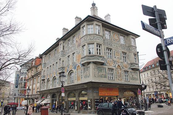 Eines der schönsten Häuser Münchens wird renoviert. Nicht nur zum Vorteil aller Ladeninhaber. 	Foto: CR