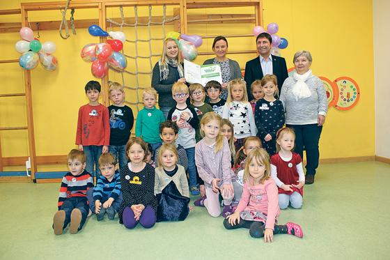 Große Freude über die Urkunde: Die Unterföhringer Kindergartenkinder vom Schramelweg sind jetzt offiziell als »Kleine Forscher« von der IHK anerkannt worden.	Foto: ahi