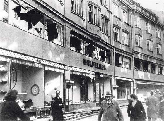 Das in der Pogromnacht 9./10. September 1938 zerstörte  jüdische Kaufhaus Uhlfelder.  	Foto: Stadtarchiv