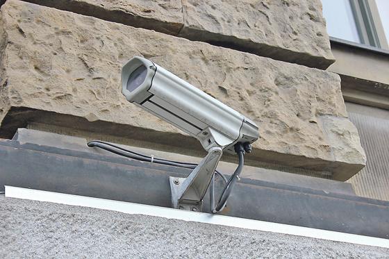 Die Überwachungskameras sehen aus wie Fremdkörper, gehören aber an immer mehr Orten zum Stadtbild, auch in München.	Foto: cr