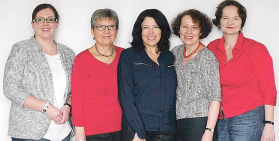 Team vhs Taufkirchen auf dem Bild (v.l.n.rechts): Anja Wonneberger, Fotini Tsoukala, Silvia Engelhardt, Anette Hubl und Sabine Schellerer freuen sich auf das neue Kursjahr. Foto: VA