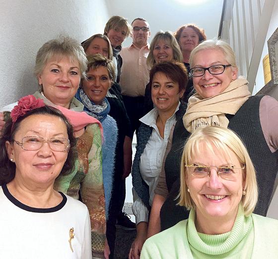 Die neun neuen Hospizbegleiter mit  ihren Ausbilderinnen Uschi Oschmann (oben r.) und Elisabeth Berger (direkt davor, r.)	Foto: privat