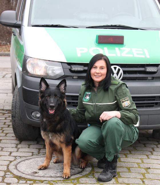 Polizeihauptmeisterin Daniela Kroll und ihre Diensthündin »Carry«, die den Einbrecher fand. 	Foto: Polizei