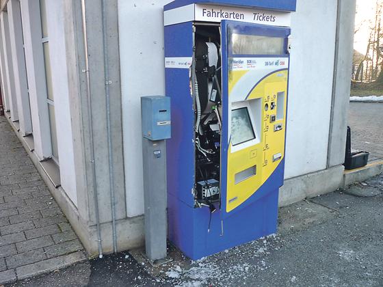 Der Automat am Aßlinger Bahnhof wurde am 4. Januar aufgebrochen. Die Polizei sucht nun Zeugen.	Foto: BPol