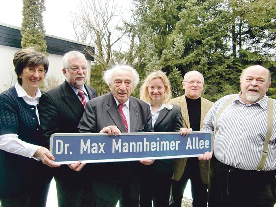 Dieses Straßenschild erhielt Max Mannheimer (3. v. li.) vor sieben Jahren zum 90. Geburtstag. Jetzt fordern die Sudetendeutschen die offizielle Benennung von Straßen nach Max Mannheimer.	Foto: Archiv/hgb
