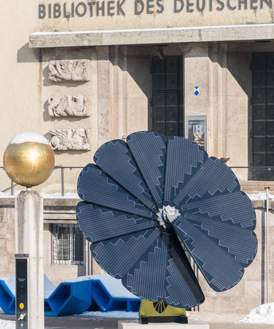 Die Solarblume im Innenhof des Museums folgt dem Lauf der Sonne, faltet sich nachts zusammen und produziert 4.000 Kilowattstunden Strom pro Jahr.	Foto: Deutsches Museum