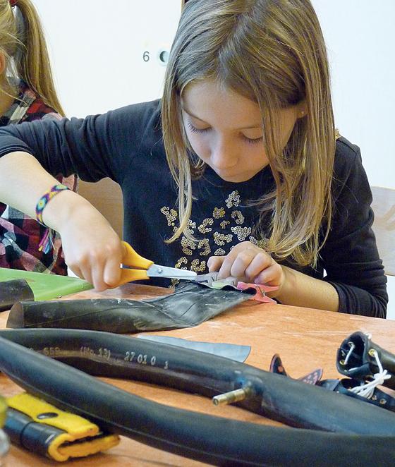 Auch Basteln können die Mädchen und Jungen in den Ferien im Ökologischen Bildungszentrum München. 	          Foto: VA