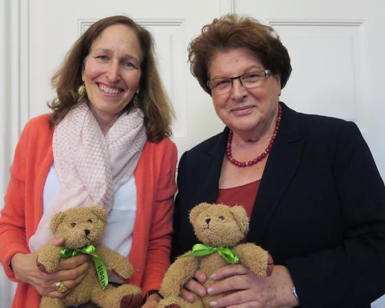 Christine Bronner (li.) überreichte der bayerischen Landtagspräsidentin Barbara Stamm einen Teddy mit grüner Schleife. Er sollte auf den Tag der Kinderhospizarbeit am 10. Februar aufmerksam machen.	Foto: AKM