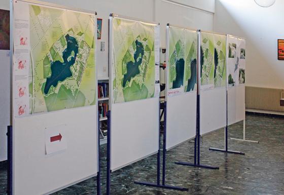 Die Planentwürfe für das Naherholungsbeiet »Hollerner See« werden aktuell im Echinger Rathaus ausgestellt.	Foto: kw