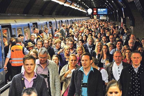 U-Bahn, Bus und Tram in München haben 2016 so viele Fahrgäste transportiert wie nie zuvor. Trotzdem gibt es auch Kritik an der MVG.	Foto: SWM/MVG