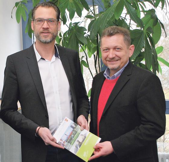 Verleger Markus Bistrick überreicht die erste Ausgabe an  Bürgermeister Klaus Korneder.	Foto: privat