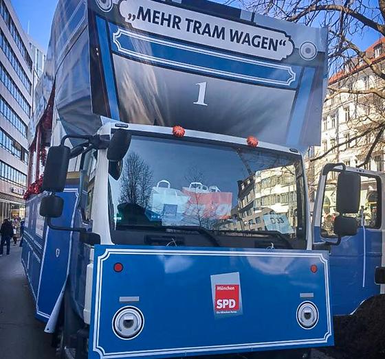 Im Münchner Blau macht die SPD Werbung für den Trambahnausbau in der Stadt.	Foto: VA