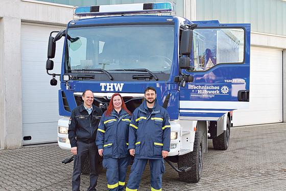 Ortsbeauftragter Ernst Meister, Gruppenführerin Beate Meiser und Kraftfahrer Joschi Holm freuen sich über den neuen MLW.	Foto: THW