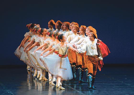 Für viele Tänzerinnen und Tänzer ein Sprungbrett ins Profi­lager: Ballett-Aufführungen wie »Paquita«. 	Foto:  C. Tandy