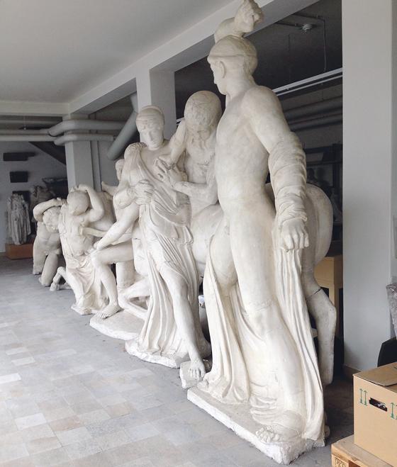Das Wilhelmsgymnasium erhält 21 griechische Skulpturen aus dem Zeustempel von Olympia. 	Foto: Raoul Kager
