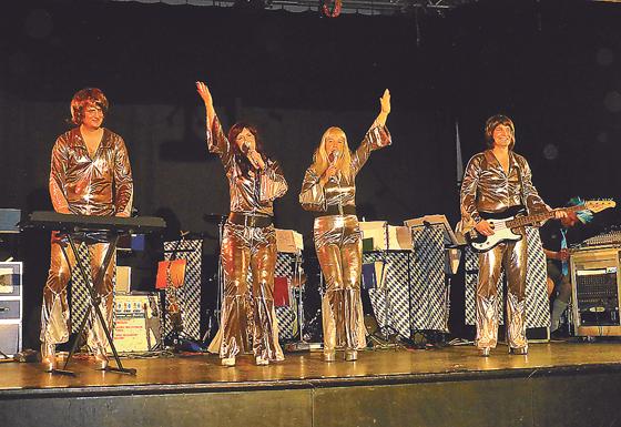 Markus Wenhart, Sabine Feckl, Rosi Huber und Toni Holzner (von links nach rechts) verkörperten ABBA.  	  Foto: Verein