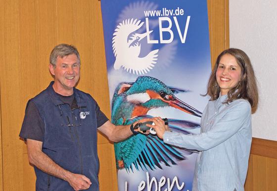 LBV-Kreisvorstand Richard Straub überreicht den  Hauptgewinn, ein Swarovski-Fernglas, an die Gewinnerin  Katrin Weidenbach. 	Foto: Otto Hartl
