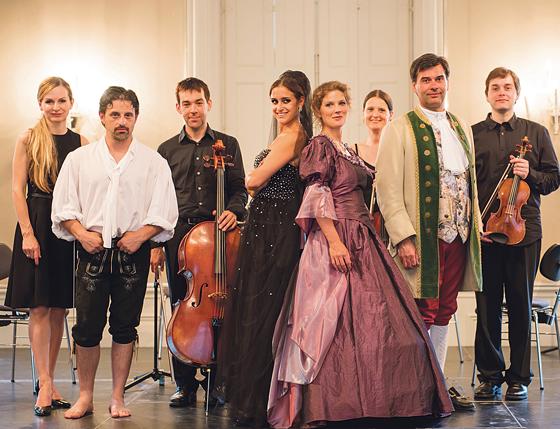 Bringen den Geist und die Musik aus Mozarts Salzburger Heimat mit: das Amadeus Consort.	Foto: Philipp Schieder