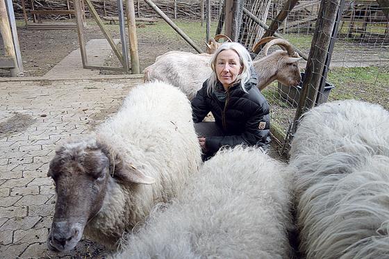Trauriger Abschied: Umweltpädagogin Ina Kirchhoff muss sich von ihren geliebten Tieren trennen.	Foto: hw