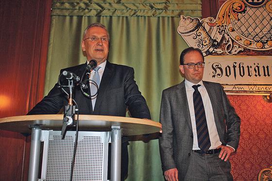 Innenminister Joachim Herrmann (links) und der Münchner CSU-Fraktionschef Manuel Pretzl ließen die Bürger abstimmen, ob die Versammlung abgebrochen werden soll.	Foto: js