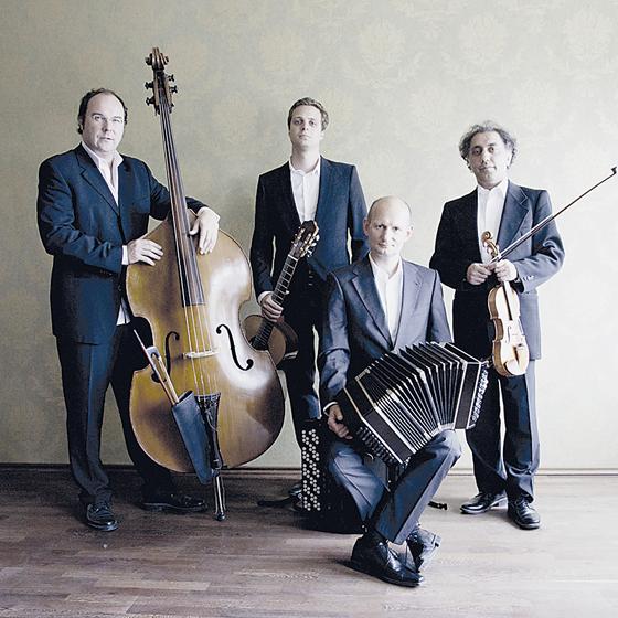 Das Jourist Quartett; Edouard Tachalow (Violine), Jakob Neubauer (Bajan & Bandoneon), Christian Schulz (Gitarre) und Johannes Huth (Kontrabass).	 Foto: VA