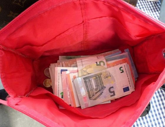 Beim Blick in die Tasche staunte die ehrliche Finderin. Darin befanden sich über 14.000 Euro Bargeld.   Foto: Bundespolizei