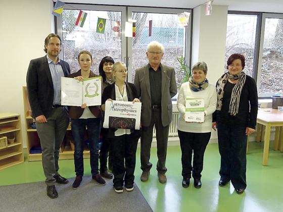 Hortleiterin Liliya Pavlova (Zweite von links) erhielt die  Urkunde von René Fassbender (IHK, links).	Foto: IHK