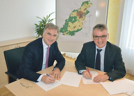 Bürgermeister Olaf von Löwis und Günther Pichler, Leiter Regionalbereich Süd der DB Station&Service AG bei der Unterzeichnung der Grundsatzvereinbarung.	Foto: VA