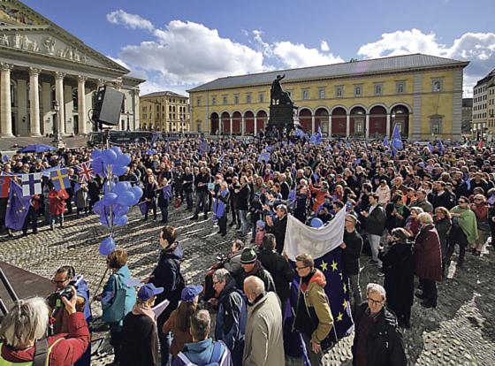 Am Sonntag ist der Platz vor der Oper wieder Schauplatz der Pro-Europa-Demonstrationen. 	Foto: Benjamin Fannrich