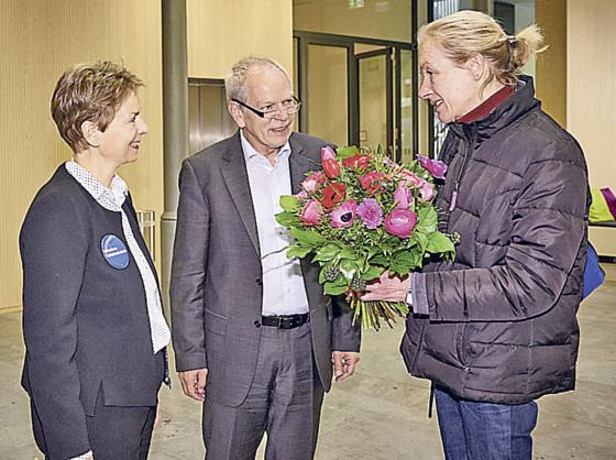 Sie ist die Erste im Einstein 28: Yvonne Gysbers van Wyck (re.) wurde von Dr. Susanne May und Prof. Dr. Klaus Meisel mit einem Blumenstrauß begrüßt.	Foto: © Alescha Birkenholz