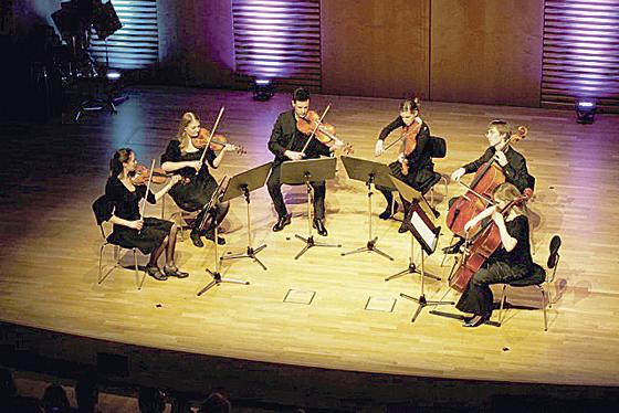 Die Neue Philharmonie München wird am 18. März das Pubikikum im August-Everding-Saal begeistern.	Foto: VA