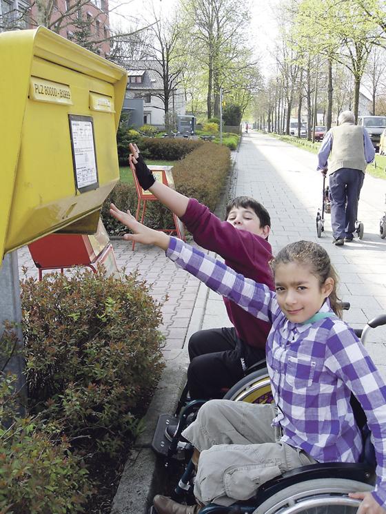Wer meint, ein Postbriefkasten hänge doch wohl nicht zu hoch, hat noch nie versucht, ihn vom Rollstuhl aus zu erreichen.	Foto: VA
