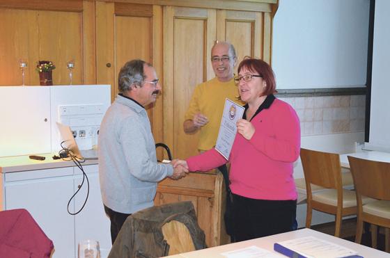 Manuela Auinger, Sportreferentin der Gemeinde Neufahrn, überreicht Ulrich Bergers die Urkunde, die seine Ehrenmitgliedschaft im SSC Neufahrn bezeugt.	Foto: VA