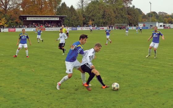 Spielt der FC Unterföhring (weiß) in der nächsten Saison in der Regionalliga? Die Chancen stehen gut wie nie. Foto: bs