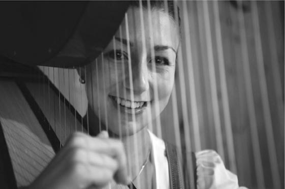 Christine Horter spielt bei der Passionsandacht in der  Holzkirchner Segenskirche die Harfe. Foto:  VA