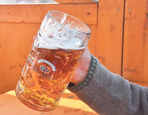 Der Stein des Anstoßes: Die Maß Bier wird auf dem Oktoberfest Jahr für Jahr teurer. Foto: RitaE, CC0
