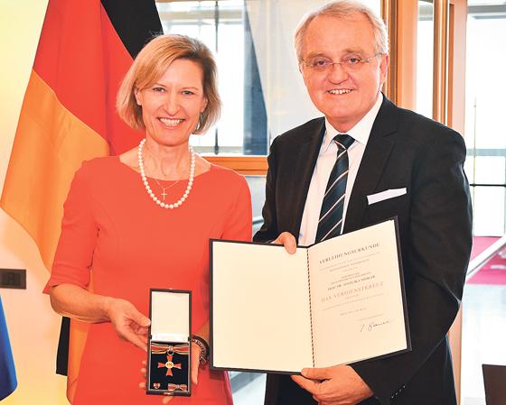 Die Abgeordnete Angelika Niebler mit Parlaments-Vizepräsident Rainer Wieland bei der Verleihung.	Foto: Büro Niebler